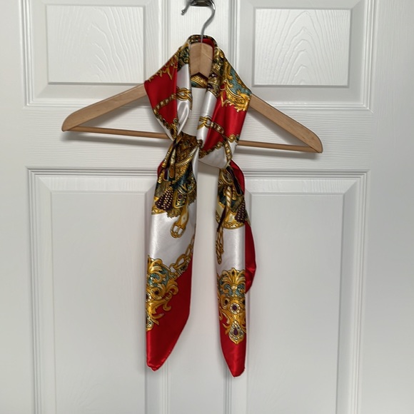 Back On 74 Scarf Square gold and red chain New Instant Upgrade - Picture 3 of 10